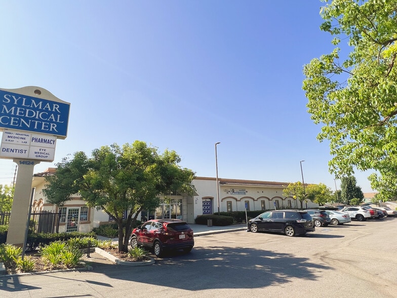 Primary Photo Of 14124 Foothill Blvd, Sylmar Medical For Lease