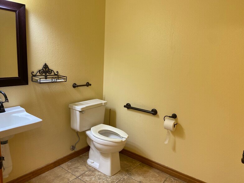 More Photos Of 515 N King St, Seguin Medical For Sale