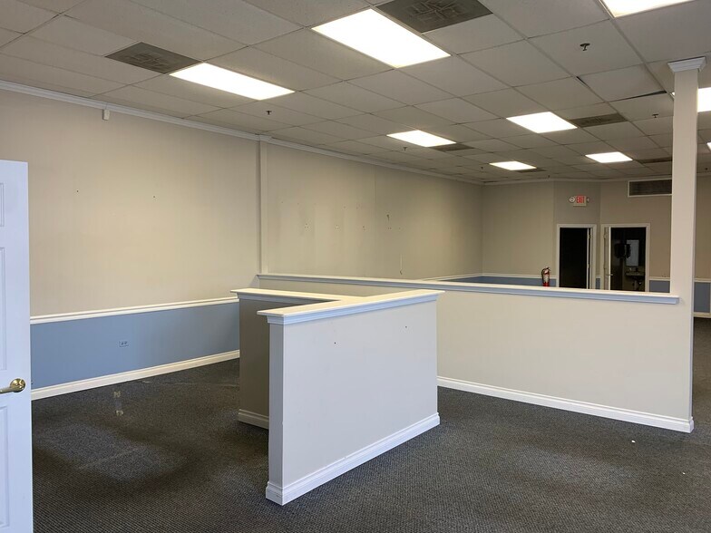 More Photos Of 546-584 S Randall Rd, Saint Charles Unknown For Lease