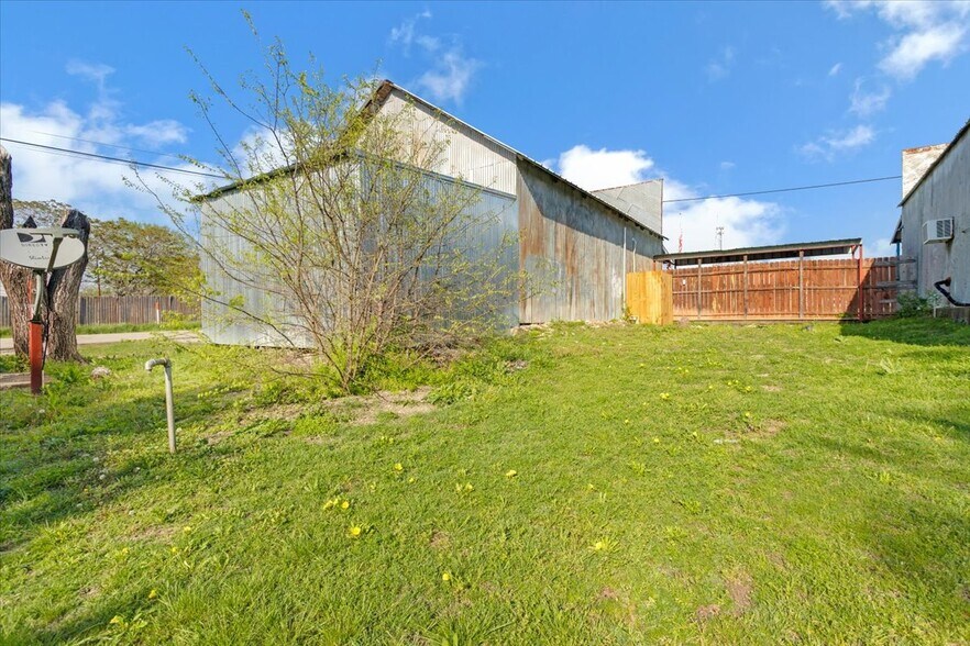 More Photos Of 103 College St, Anna Showroom For Sale