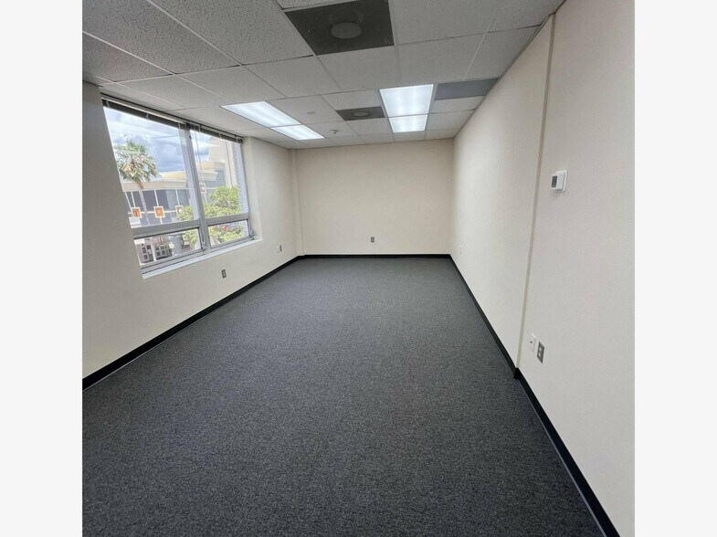 More Photos Of 1900 Main St, Sarasota Office For Lease