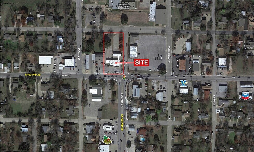 More Photos Of 702 W Pearl St, Granbury Bank For Lease