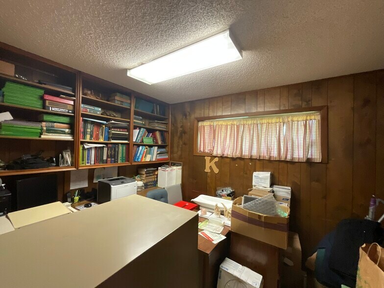 More Photos Of 1310 W Grand Ave, Yoakum Veterinarian Kennel For Sale