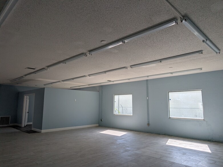More Photos Of 5060 Industry Dr, Melbourne Manufacturing For Lease