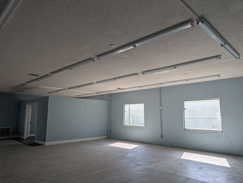 More Photos Of 5060 Industry Dr, Melbourne Manufacturing For Sale