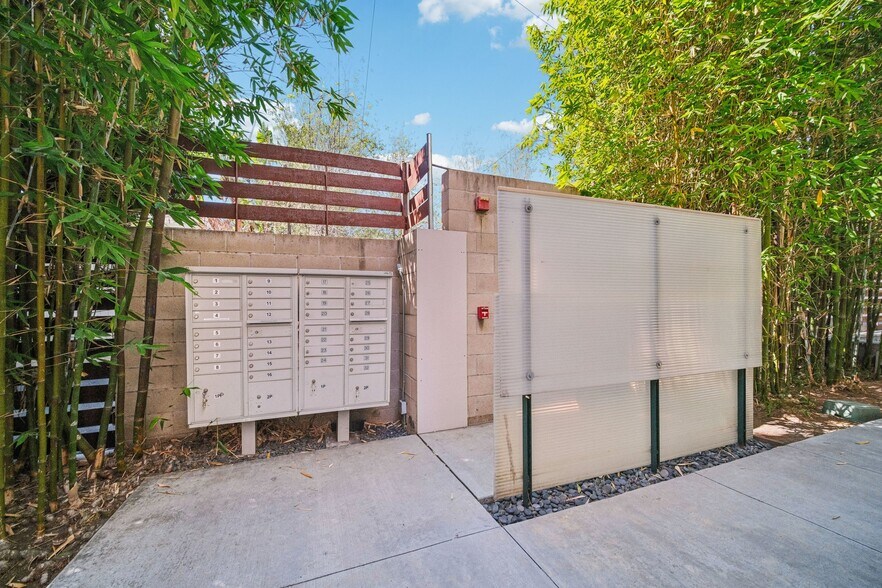 More Photos Of 717 N Highland Ave, Los Angeles Flex For Sale