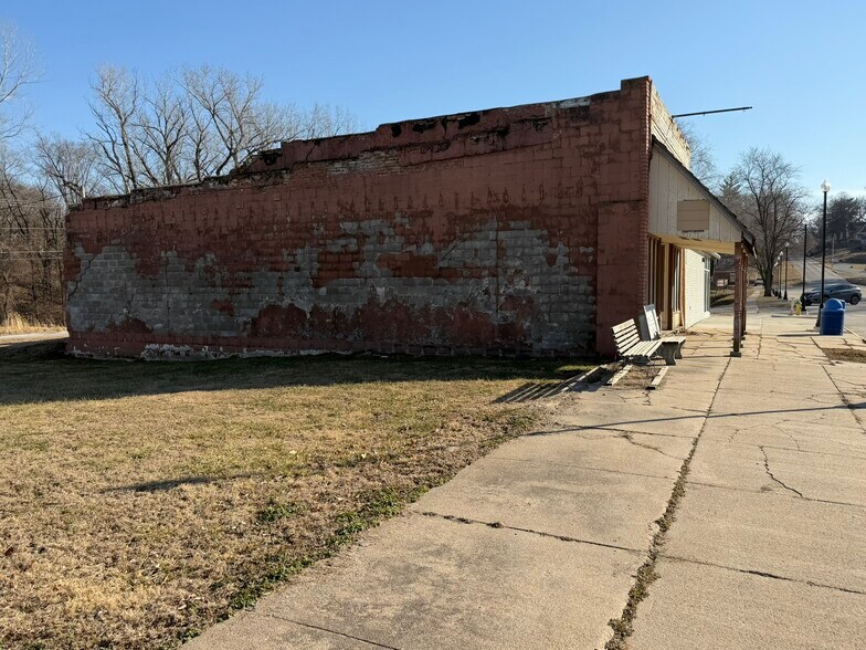 More Photos Of 623 5th St, Peru General Retail For Sale