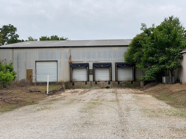 More Photos Of 130 N College St, Pontotoc Warehouse For Lease