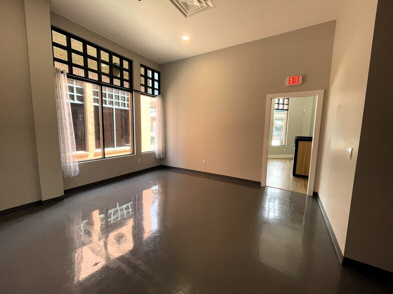 More Photos Of 120 S Main St, Grapevine Storefront Retail Office For Lease
