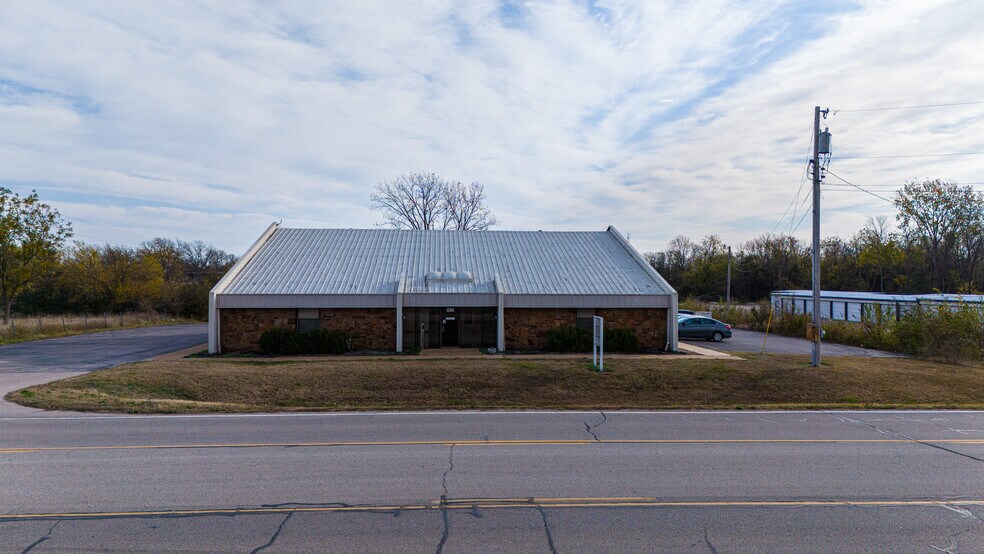 More Photos Of 3802 S Santa Fe Ave, Chanute Medical For Sale