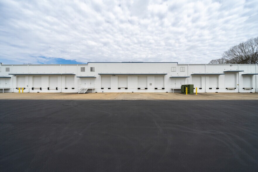 More Photos Of 1560 Westfork Dr, Lithia Springs Distribution For Lease