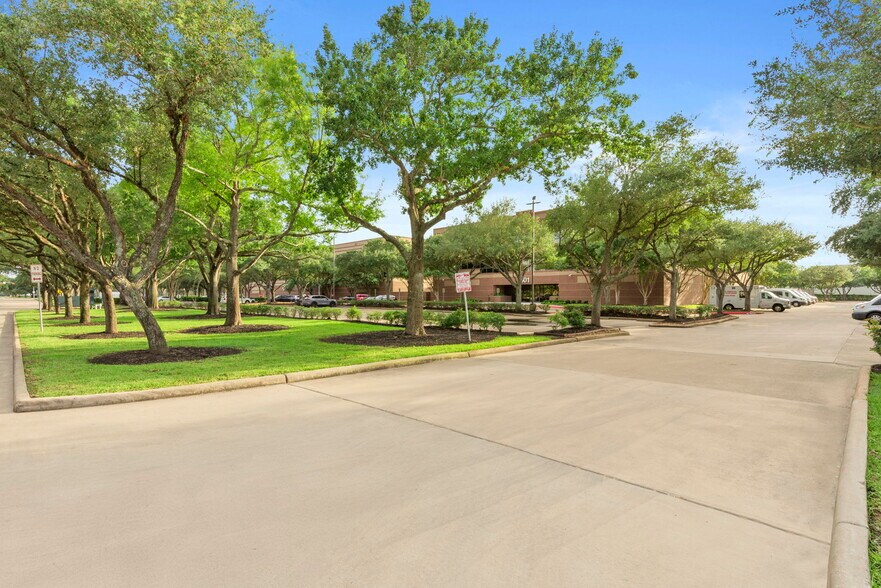 More Photos Of 1601 Industrial Blvd, Sugar Land Medical For Lease