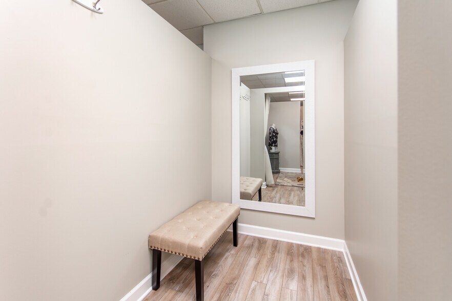 More Photos Of 8070-8078 21 Mile Rd, Shelby Township Office For Lease