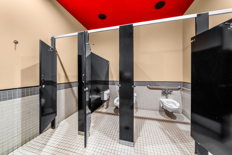 More Photos Of 701 E 2nd Ave, Durango Showroom For Lease