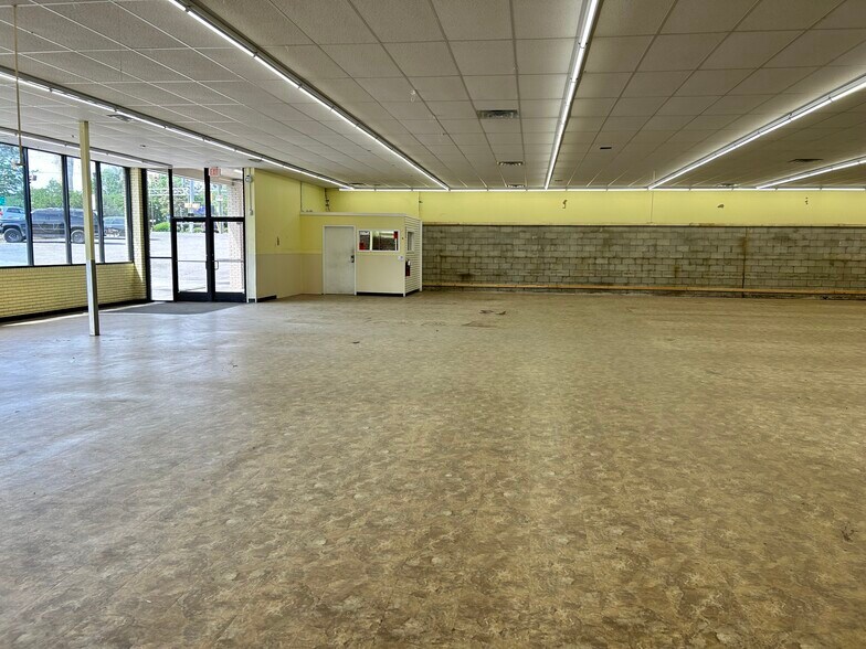 More Photos Of 165 S Main St, Allendale Freestanding For Lease