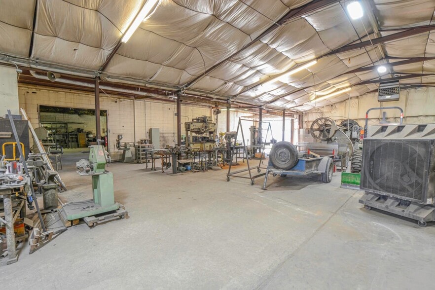 More Photos Of 1117 N Avenue T, Lubbock Warehouse For Sale