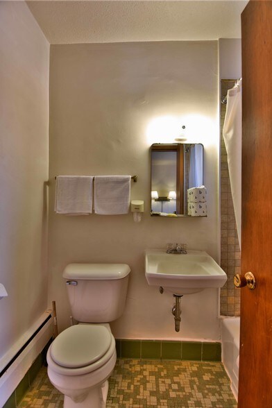 More Photos Of 100 Silver St, Hurley Hotel For Sale