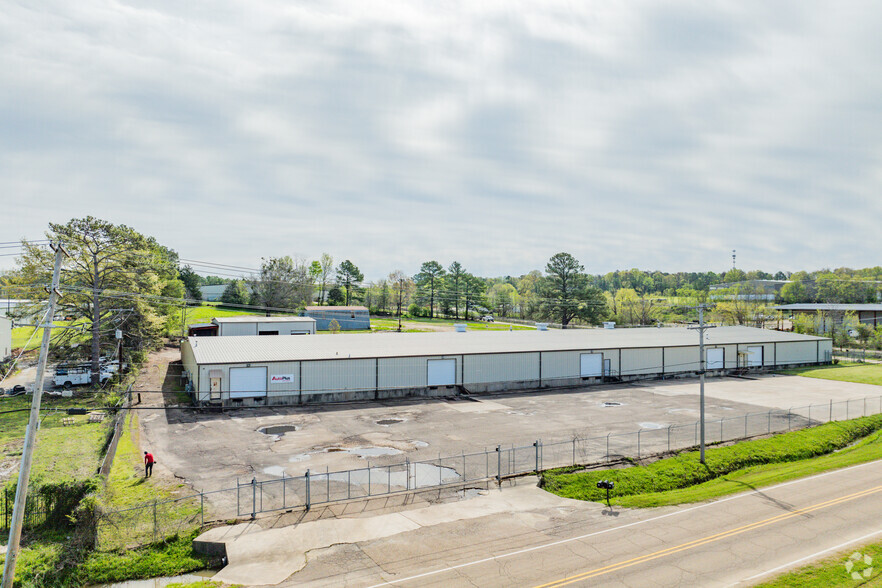 More Photos Of 1014 Industrial Park Dr, Clinton Warehouse For Lease