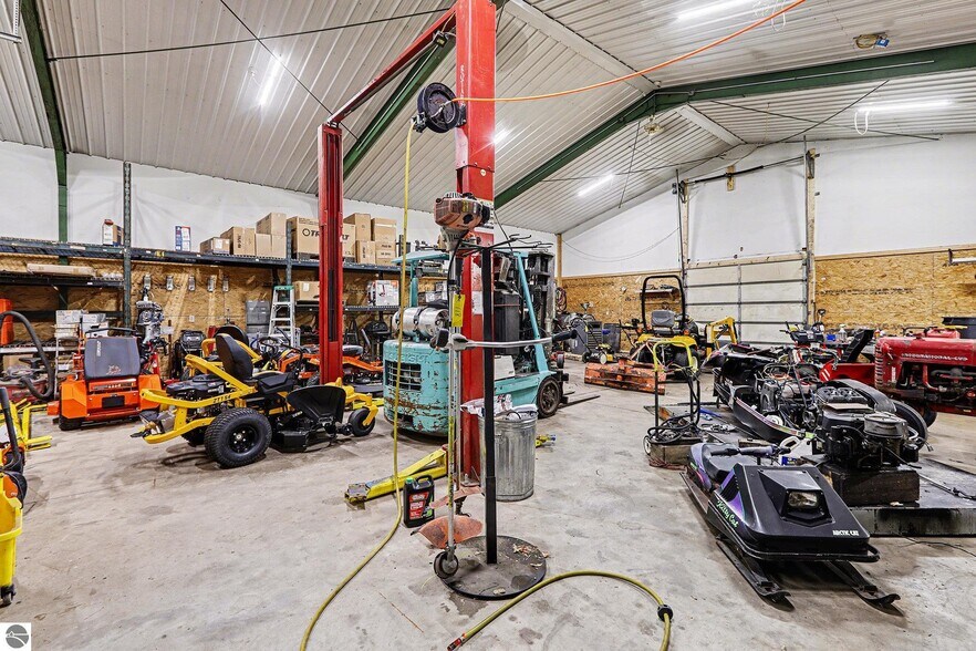 More Photos Of 414 S Mitchell St, Cadillac General Retail For Lease