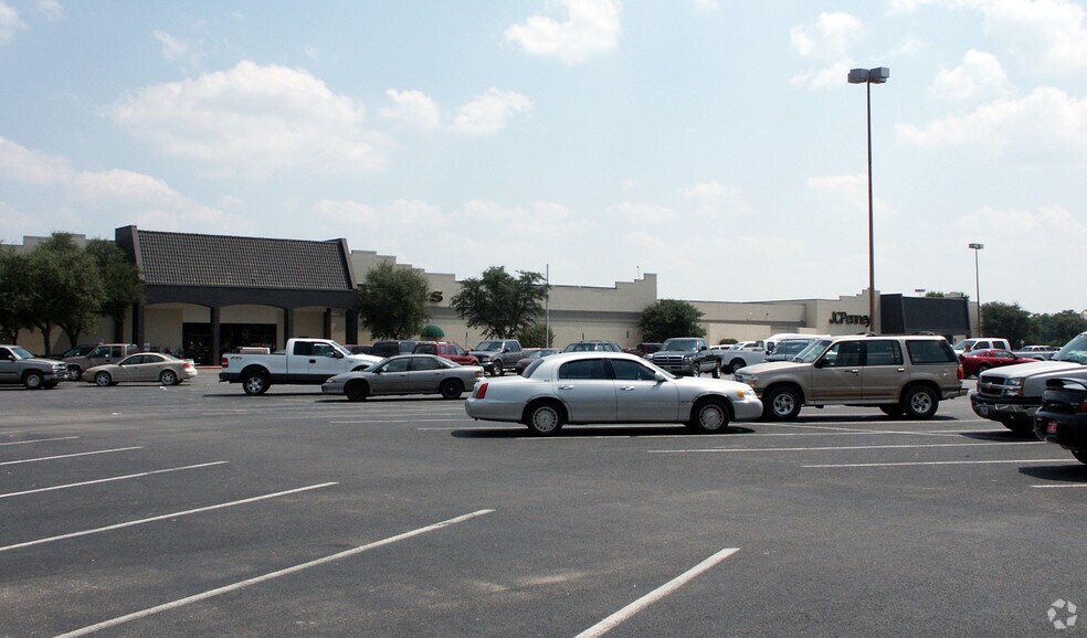 More Photos Of 300 Early Blvd, Early Unknown For Lease