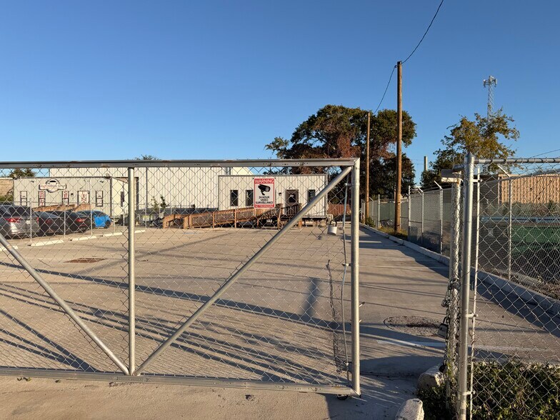 More Photos Of 8622 Lipan Rd, Houston Freestanding For Lease