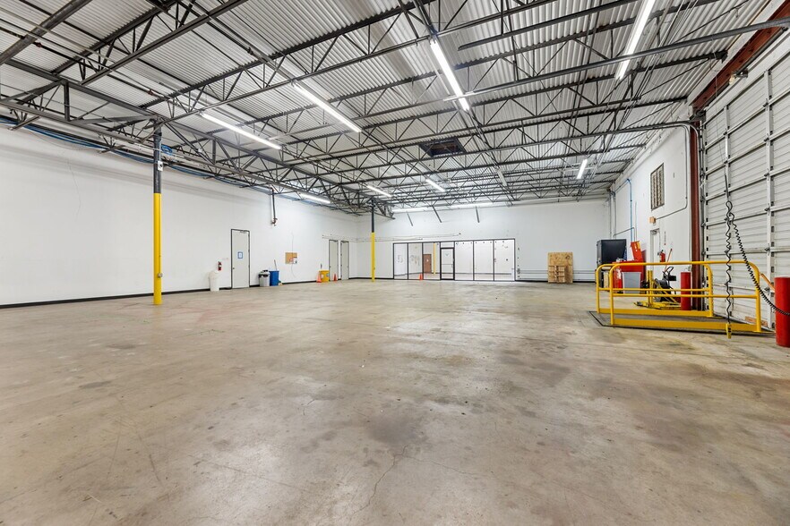 More Photos Of 12920 Senlac Dr, Farmers Branch Research And Development For Lease