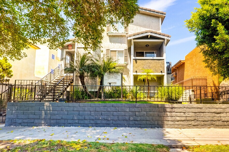 More Photos Of 18547 Saticoy St, Reseda Apartments For Sale