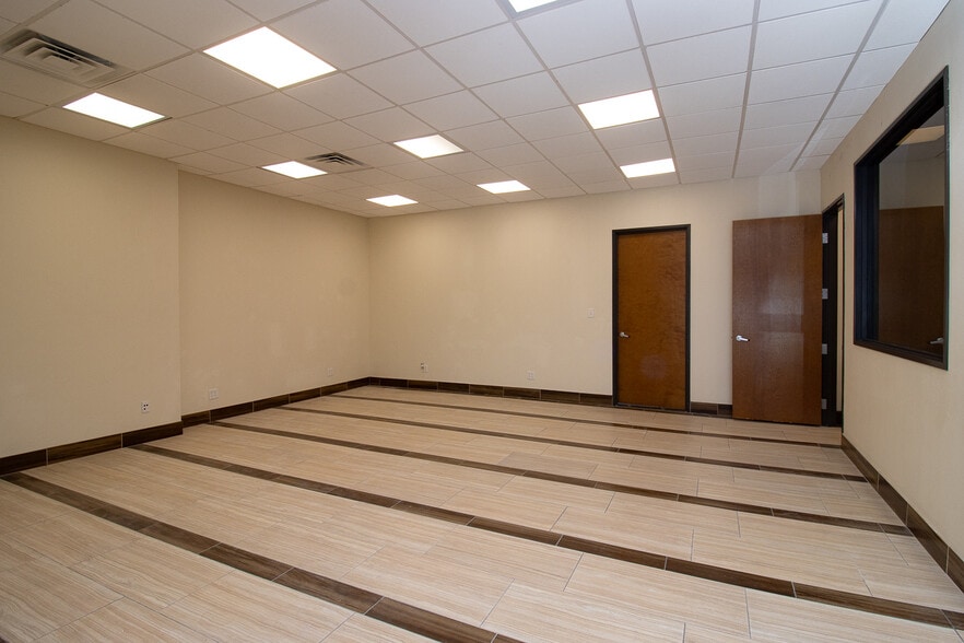 More Photos Of 183 Cole St, Dallas Showroom For Lease