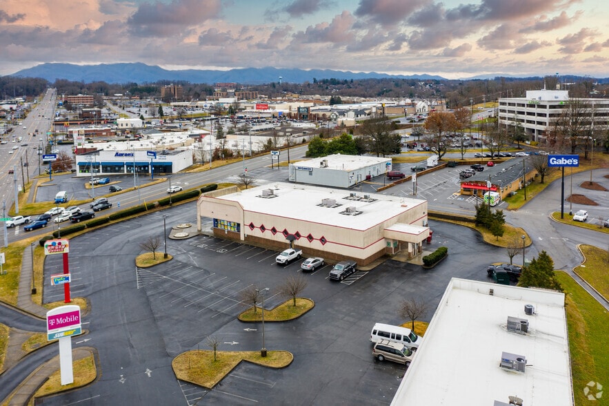 2219 N Roan St, Johnson City, TN 37601 Retail For Lease