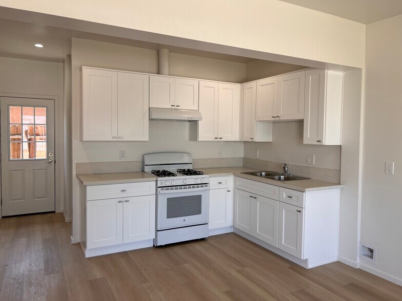 More Photos Of 945 W 76th St, Los Angeles Apartments For Sale