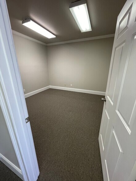 More Photos Of 327 Dahlonega St, Cumming Office For Lease