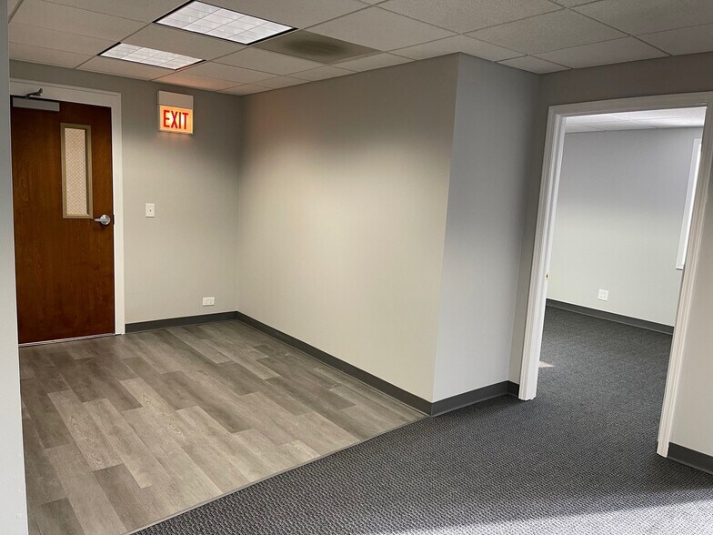 More Photos Of 110 S Hager Ave, Barrington Office For Lease
