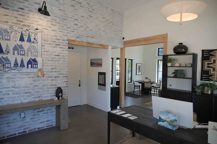More Photos Of 560 E Main Ave, Sisters Hotel For Sale
