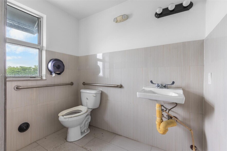 More Photos Of 2500 Wilton Dr, Wilton Manors Freestanding For Sale