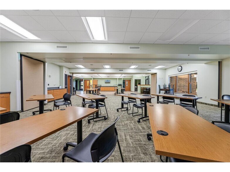 More Photos Of 1004 N Loeffler Ave, Caledonia Medical For Sale