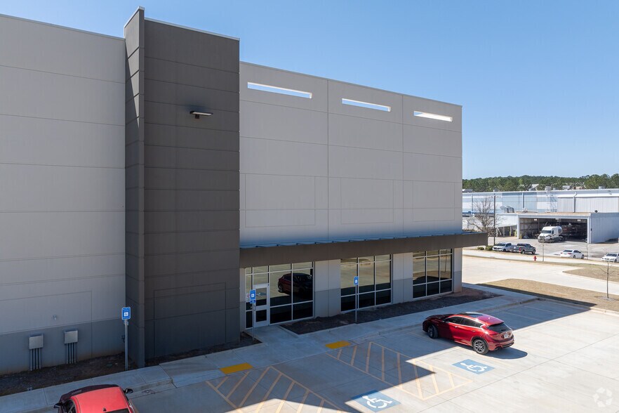 More Photos Of 200 Declaration Dr, McDonough Distribution For Lease
