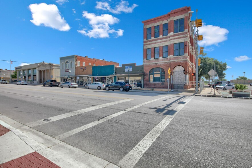 More Photos Of 202 N Main St, Taylor Loft Creative Space For Sale