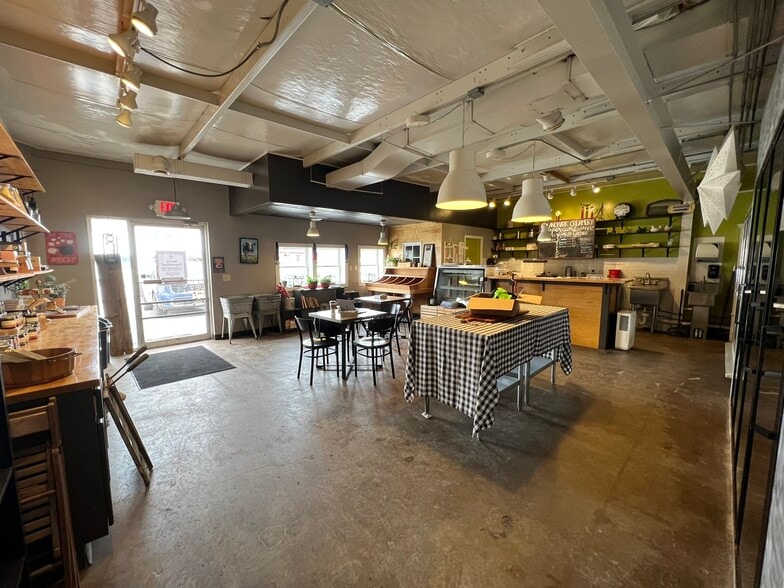 More Photos Of 6895 Paoli Rd, Belleville Restaurant For Lease
