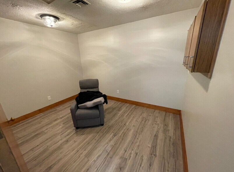 More Photos Of 116 W 19th St, Falls City Showroom For Sale