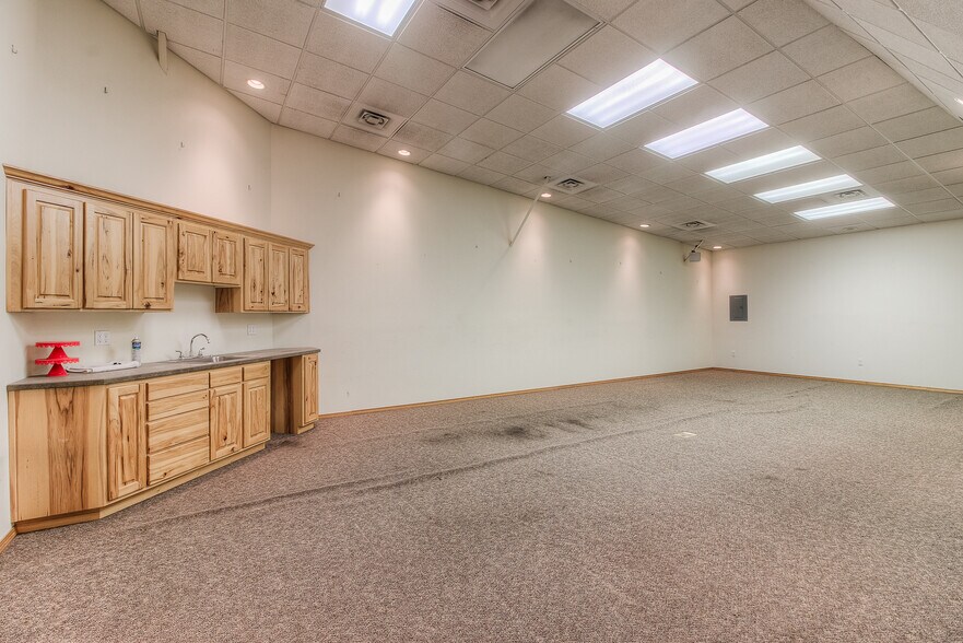 More Photos Of 501 Stover Rd, Grandview Industrial For Sale