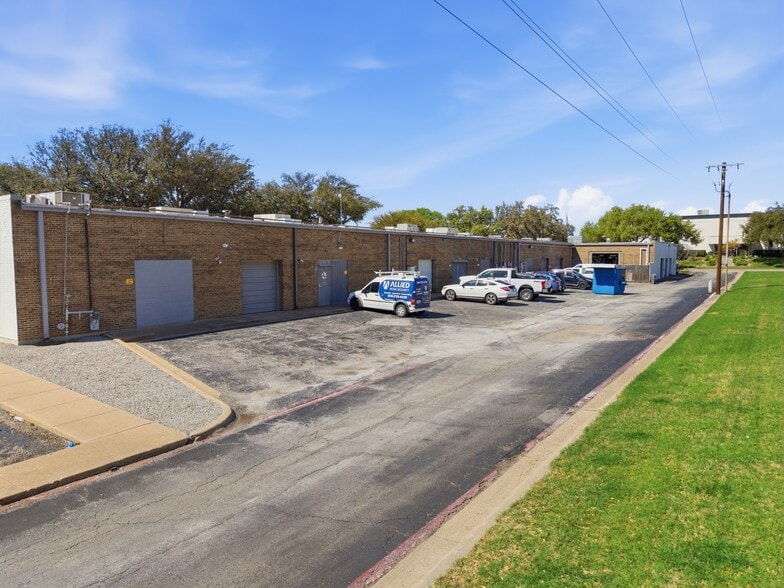 More Photos Of 4440-4460 Spring Valley Rd, Dallas Unknown For Lease
