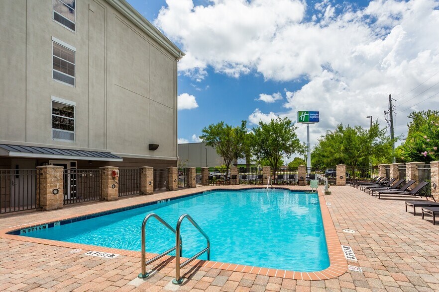 More Photos Of 53 Jefferson Rd, Jacksonville Hotel For Sale