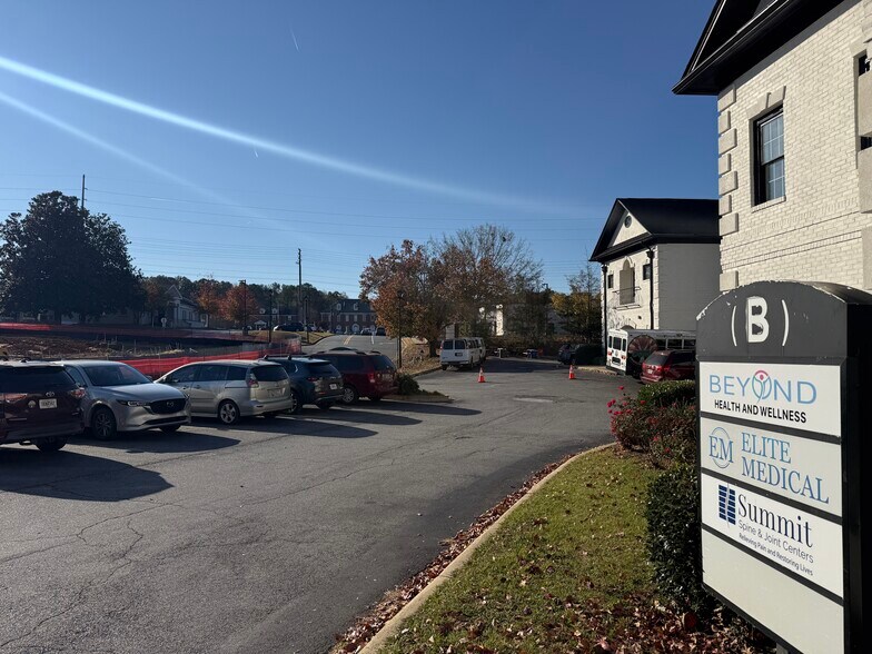 More Photos Of 203 Woodpark Pl, Woodstock Medical For Lease