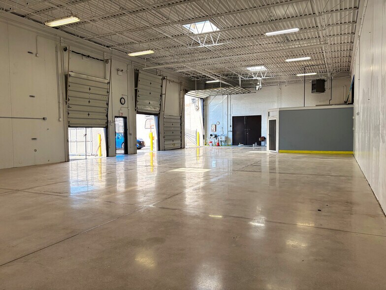 More Photos Of 1786 W Armitage Ct, Addison Manufacturing For Lease