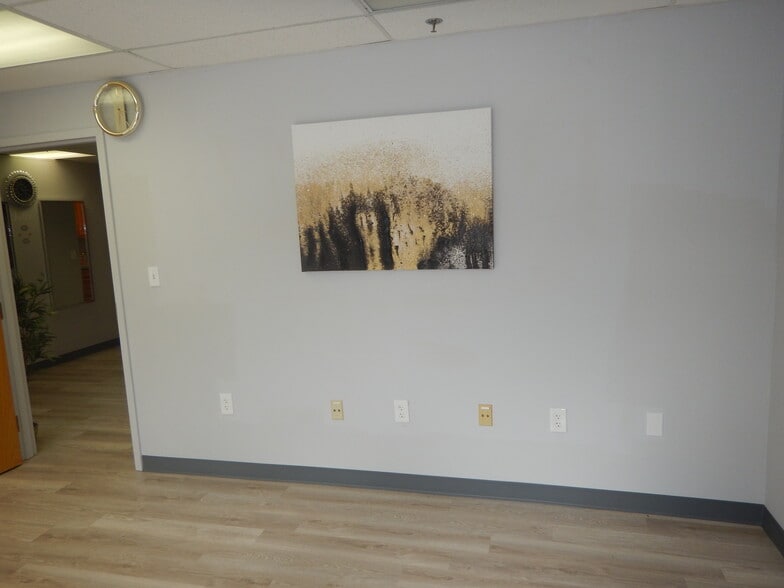 More Photos Of 254 N Broadway, Salem Storefront Retail Office For Sale