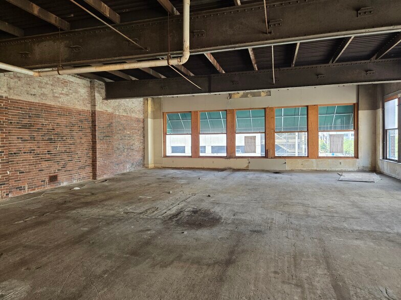 More Photos Of 365 N Illinois St, Indianapolis General Retail For Sale