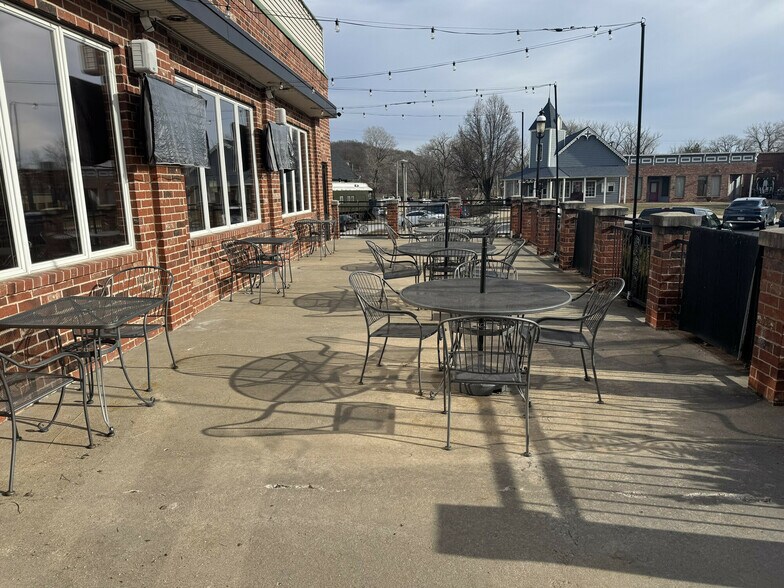 More Photos Of 160 English Landing Dr, Parkville Restaurant For Lease