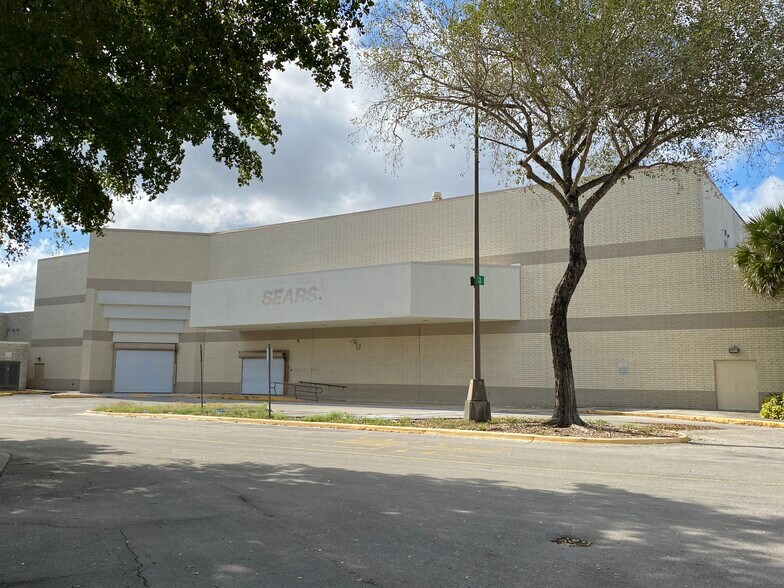 More Photos Of 9565 W Atlantic Blvd, Coral Springs Department Store For Sale