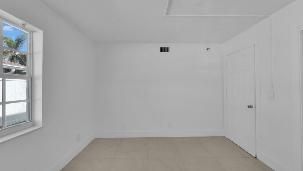 More Photos Of 715 Washington Ave, Lake Worth Apartments For Sale