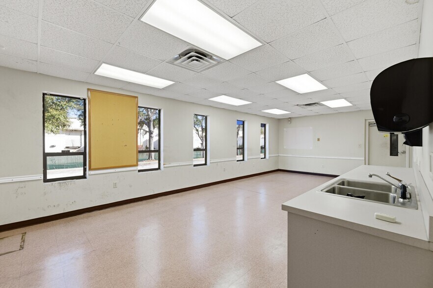 More Photos Of 451 SW 57th Ave, Ocala Distribution For Lease